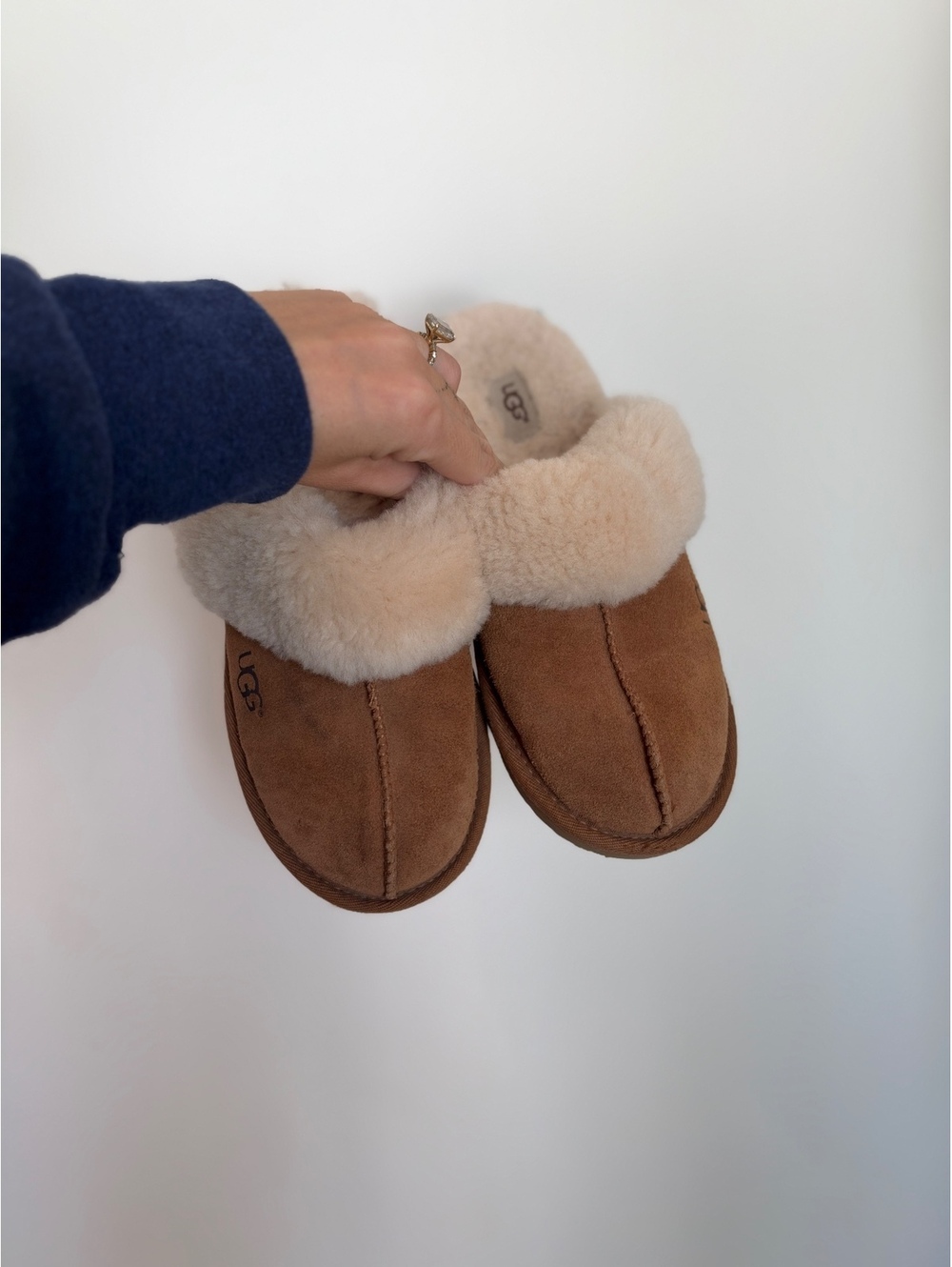 UGG Women’s Scuffette II Chestnut Sheepskin Slippers Size 4